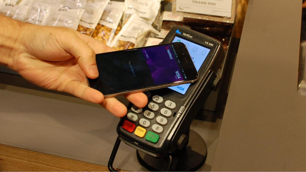 Как расплачиваться с айфона без банковской карты?