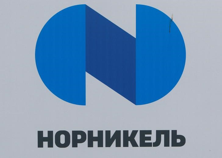 © Reuters. Логотип Норникеля на Петербургском международном экономическом форуме