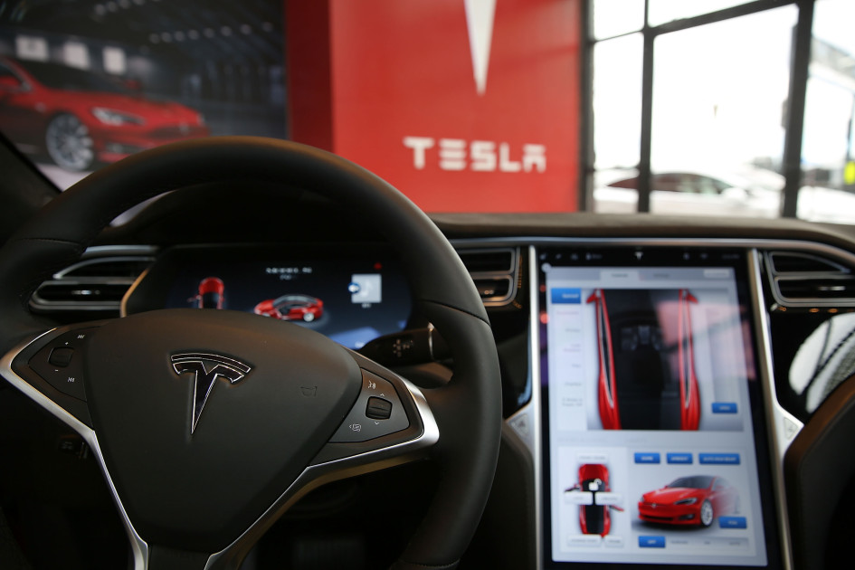 Вид автомобиля Tesla изнутри в выставочном зале и сервисном центре Tesla в Ред-Хуке. 5 июля 2016 года, Нью-Йорк