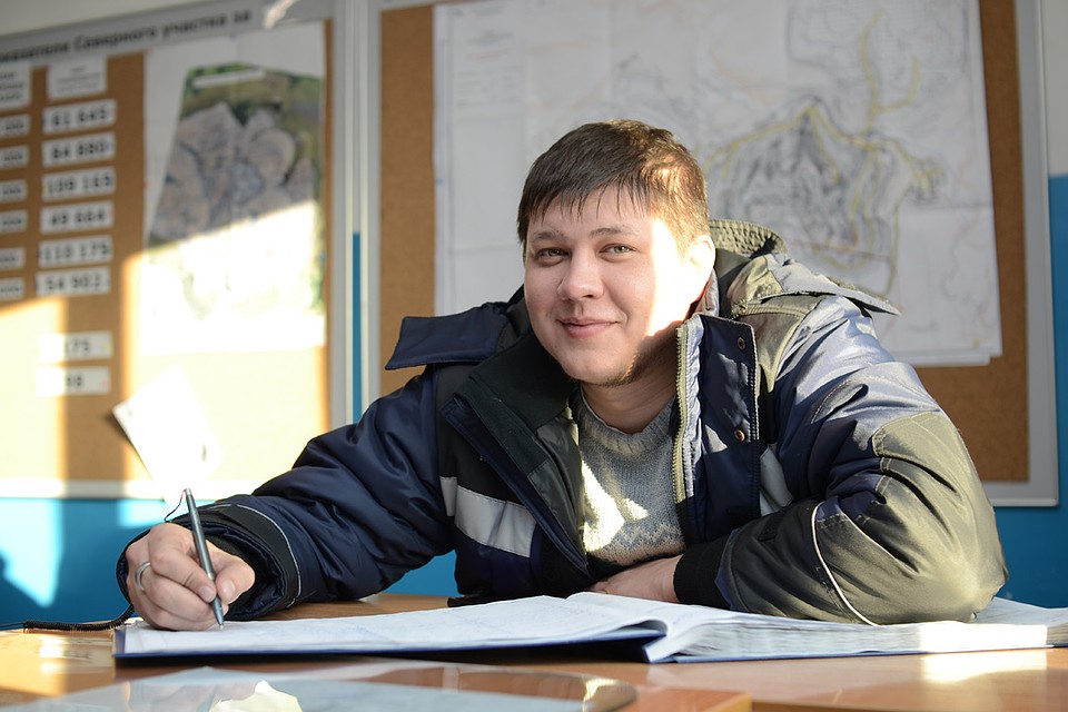 Максим Ларькин за работой - выписывает наряды. Фото: Даба ДАБАЕВ